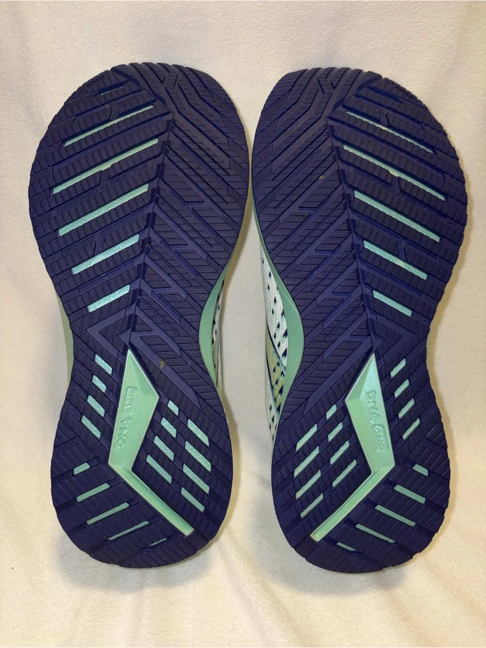 Brooks Levitate Running Shoes -Green & Navy women size 8.5